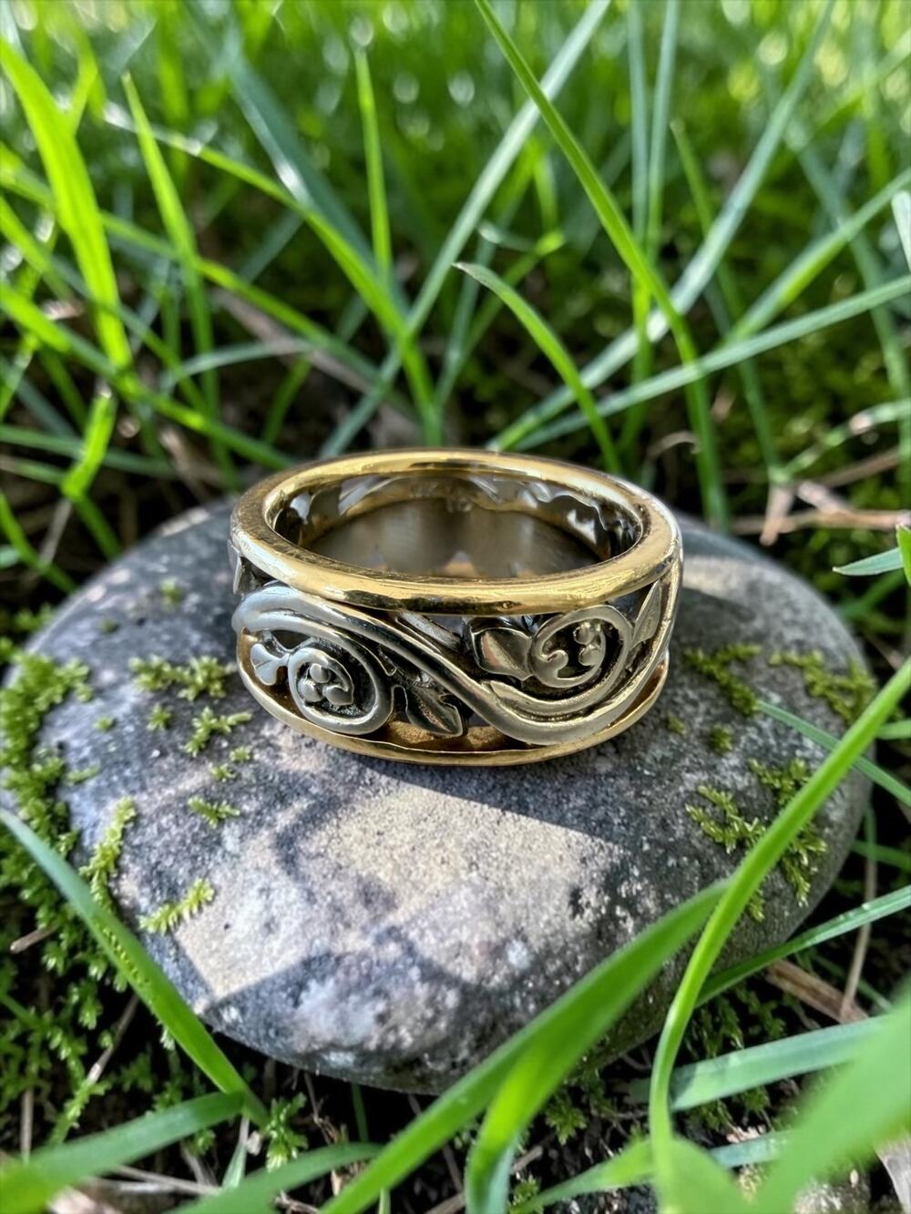 Vintage Two-Tone 18k Gold Sculptural Openwork Band Ring Leaf and Scroll Motif